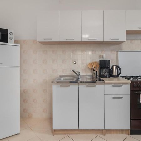 2 Bedroom Stunning Apartment In โนวีวีโนดอลสกี ภายนอก รูปภาพ