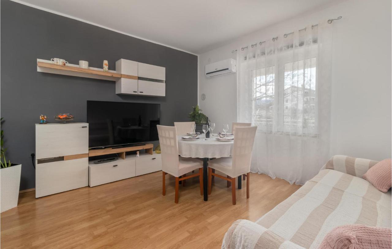 2 Bedroom Stunning Apartment In โนวีวีโนดอลสกี ภายนอก รูปภาพ