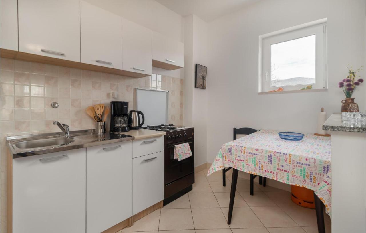 2 Bedroom Stunning Apartment In โนวีวีโนดอลสกี ภายนอก รูปภาพ